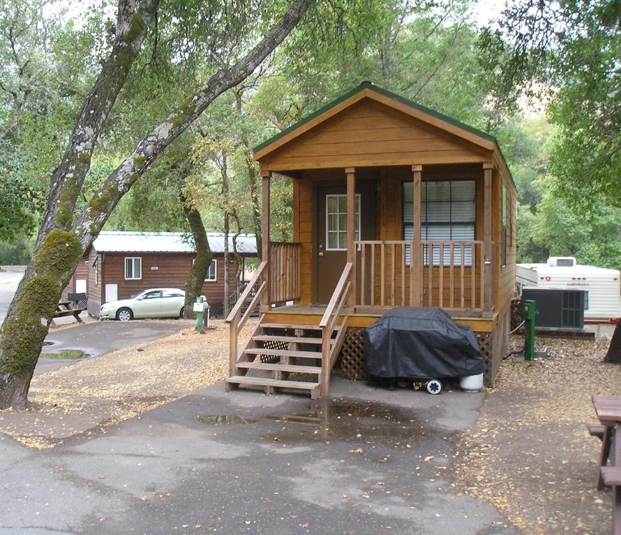 克罗弗戴尔Russian River Camping Resort One-Bedroom Cabin 2的公园里的小木小屋,设有楼梯