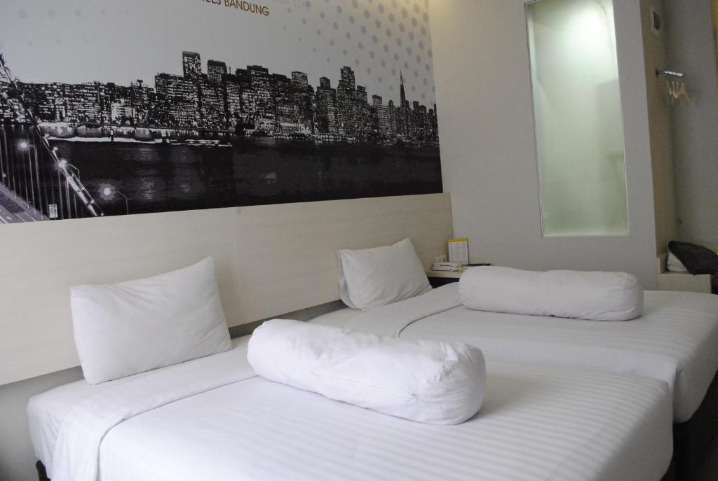 万隆维奥韦斯特霍夫酒店的墙上有两张白色的床