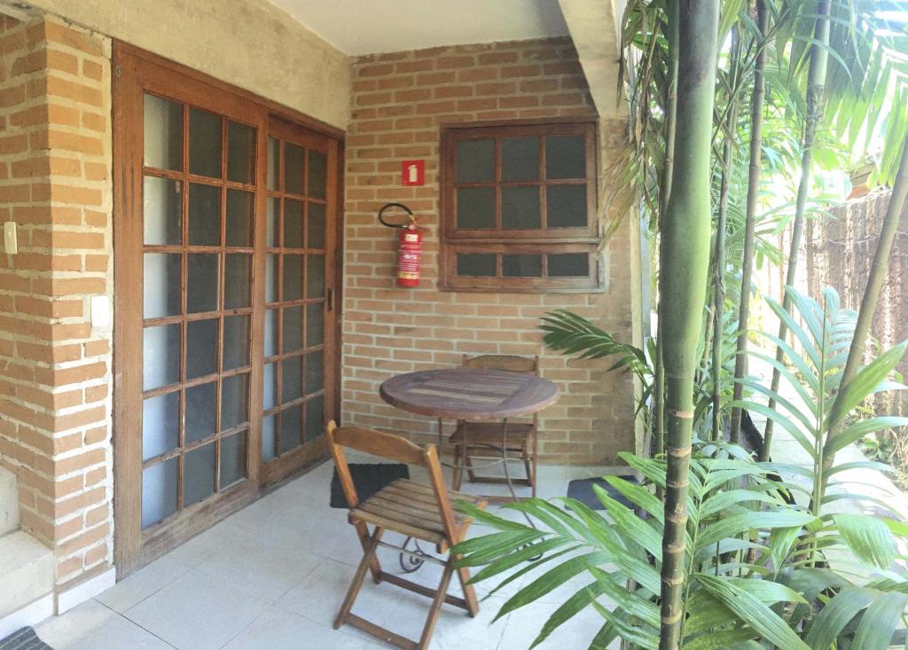 坎布里Flats Vila Vitoria Residencial的一个带桌子和两把椅子的小庭院