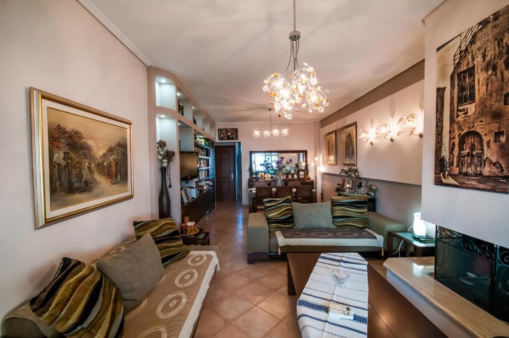新安希亚洛斯Holidays Pelion的客厅配有家具和吊灯。