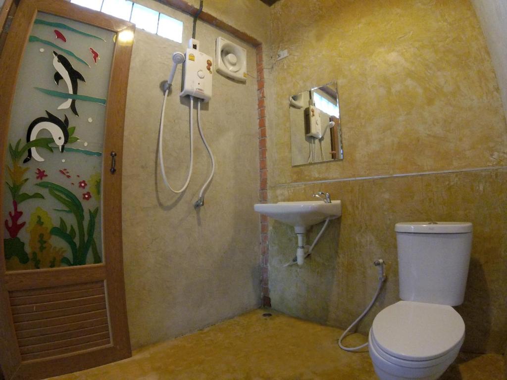 坤西育府太妃之家度假村的一间带卫生间和水槽的浴室