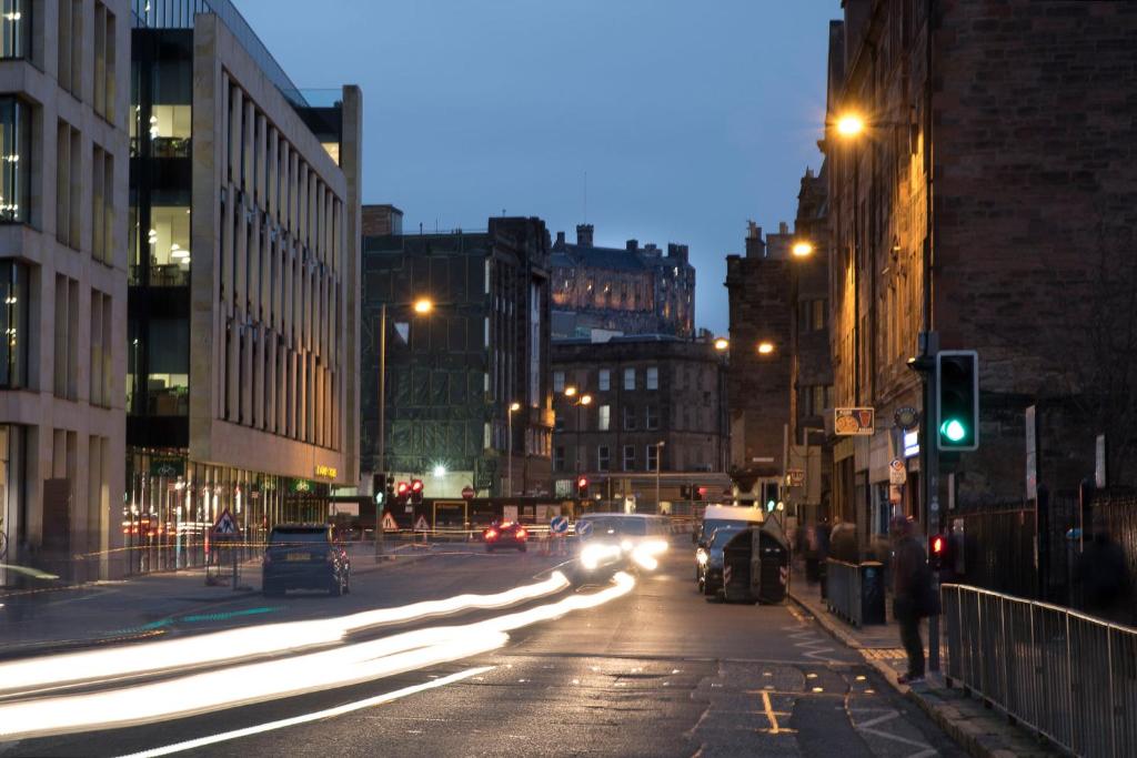 爱丁堡Unite Students - The Bridge House - Fountainbridge的夜间有交通灯和建筑物的城市街道