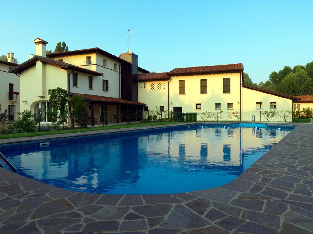 GruaroCa' Dei Molini的游泳池位于部分建筑前