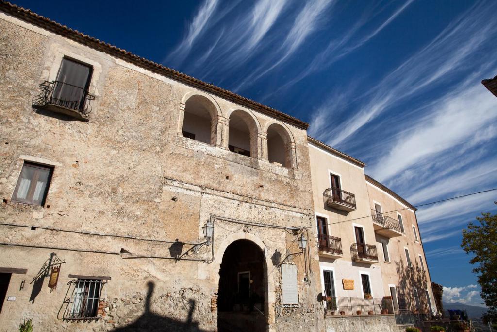 阿尔托蒙泰Castello di Altomonte的一座蓝色天空的古老石头建筑
