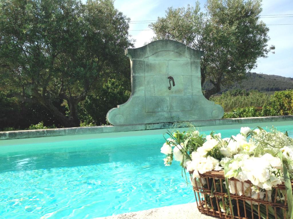 滨海圣西尔百思迪德方威尔 - 查布斯帝豪酒店的游泳池旁的一篮鲜花