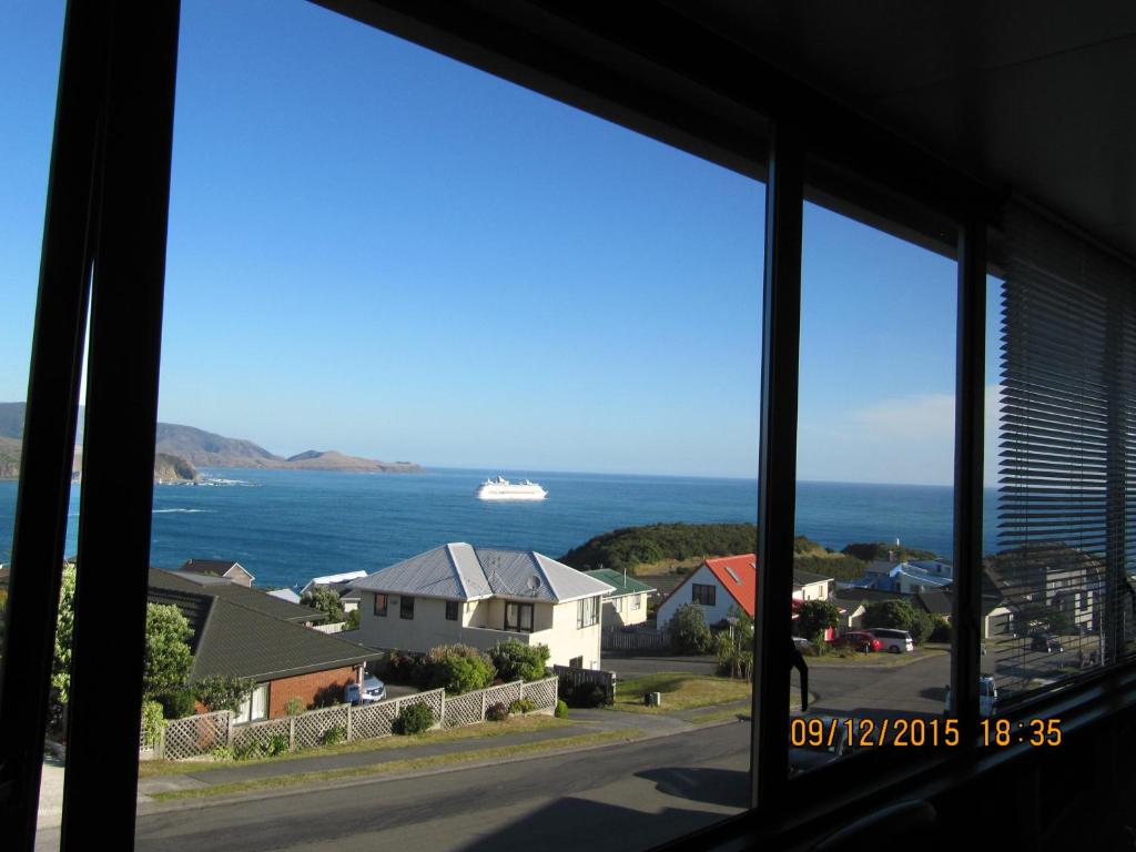 惠灵顿太平洋美景住宿加早餐旅馆的从窗户可欣赏到海景