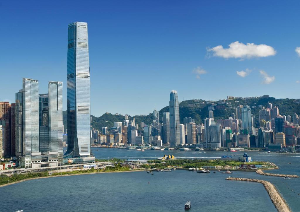 香港港景汇的享有河流和建筑的城市美景