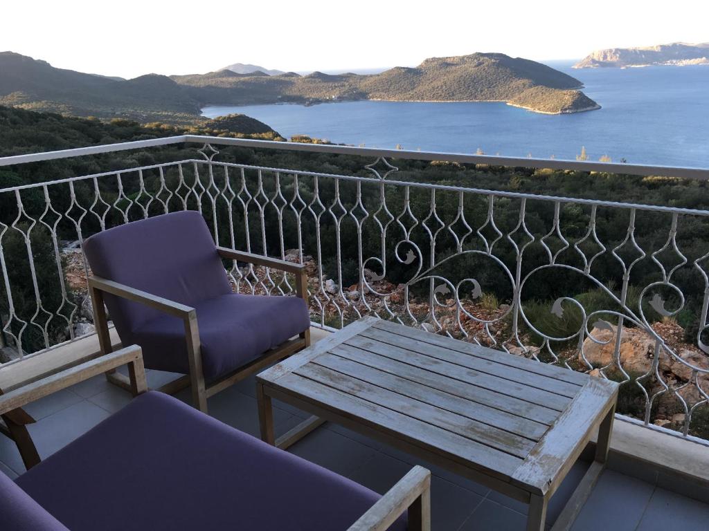 卡斯德里亚海滩公寓酒店的阳台配有桌椅,享有海景。