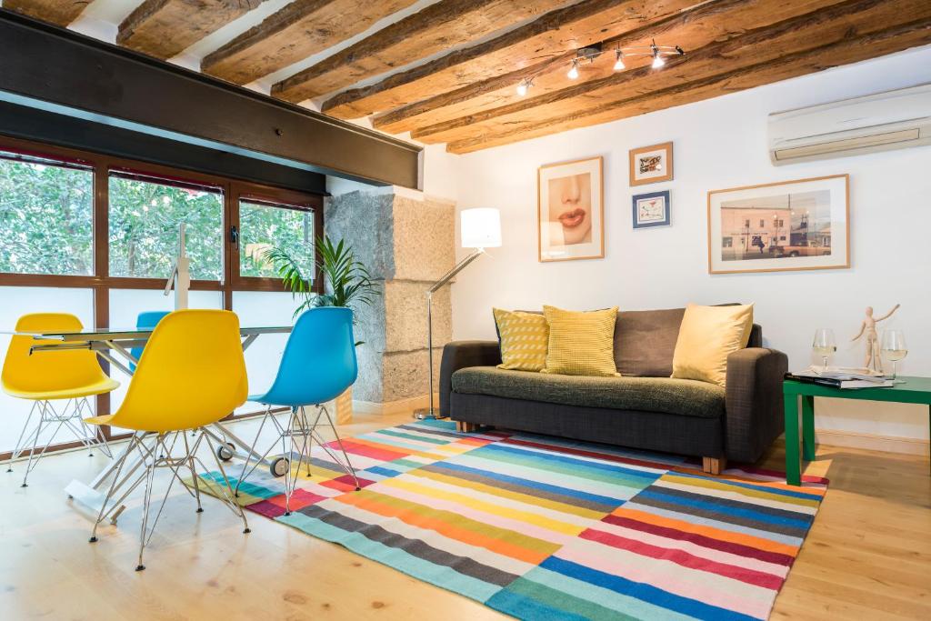 马德里BNBHolder Rustic & Colorful SOL的客厅配有沙发和桌椅