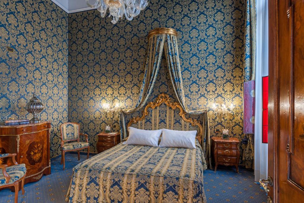 威尼斯安提克庞特酒店的一间卧室配有一张带天蓬的床