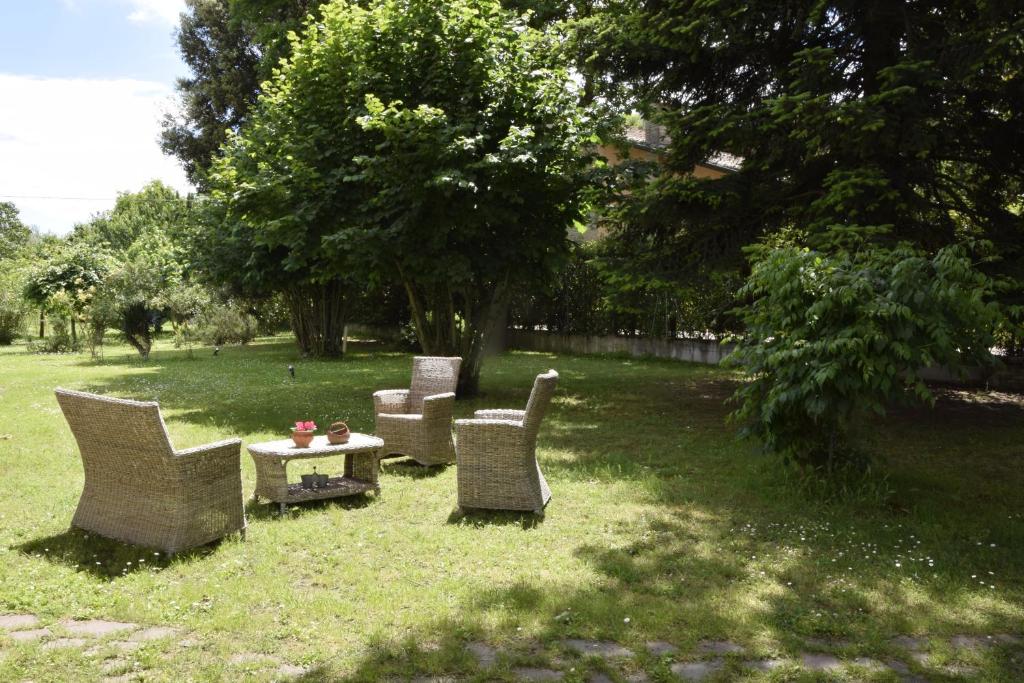 迪拉文纳卡斯蒂利奥内Capannone111的草上一组椅子和一张桌子