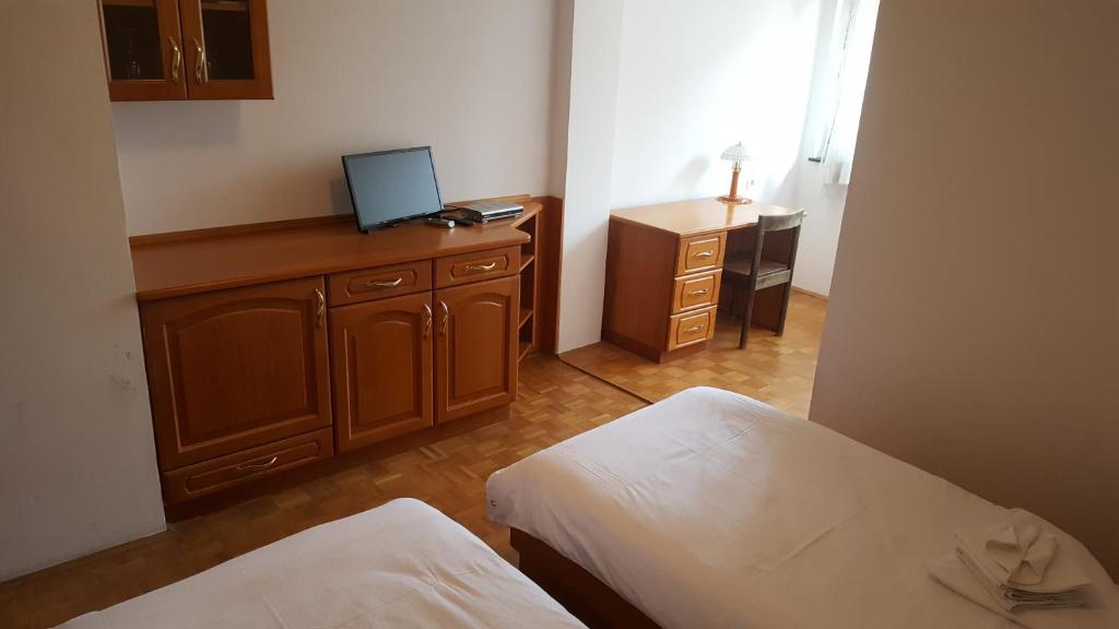 Škocjan马瑞斯科旅馆的客房设有两张床和一张带电脑的书桌