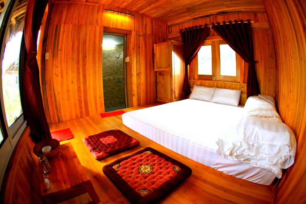 萨帕PO民宿的一间小卧室,配有床和窗户