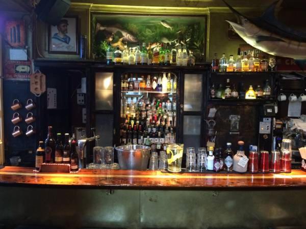海德堡Hemingway`s Heidelberg Hostel的酒吧里有很多瓶装酒精饮料