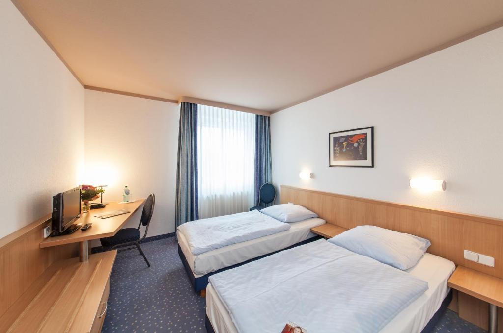 科特布斯科特布斯赛格拉本酒店的酒店客房配有两张床和一张书桌