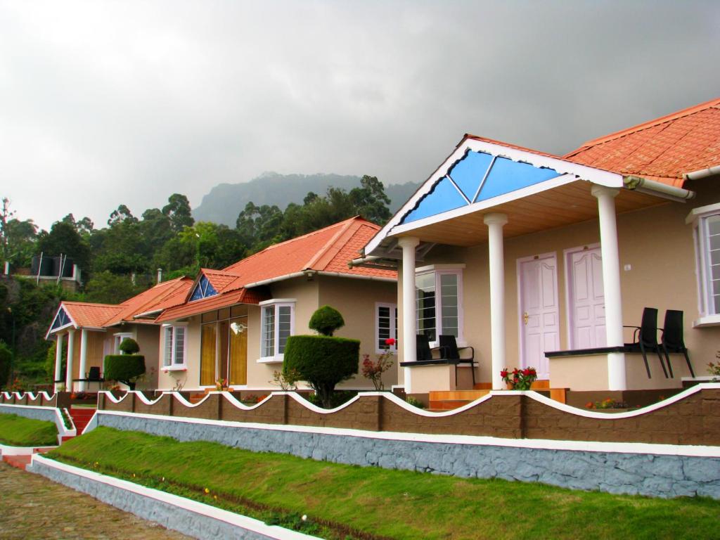 钦纳卡纳Holiday Heaven Munnar的一排有红色屋顶的房屋
