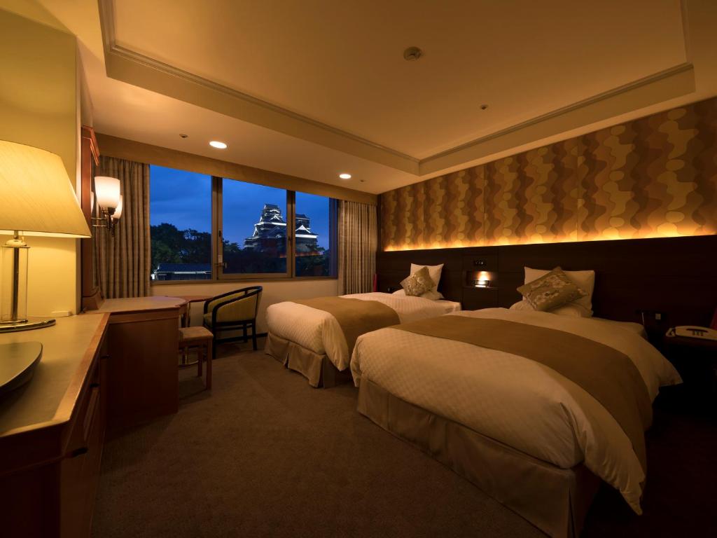 熊本熊本KKR酒店的酒店客房设有两张床和窗户。