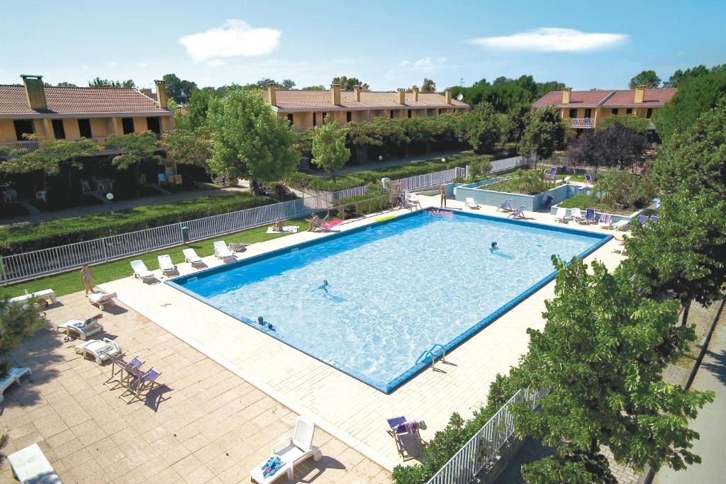 比比翁Villaggio Dei Fiori的享有度假村游泳池的顶部景致