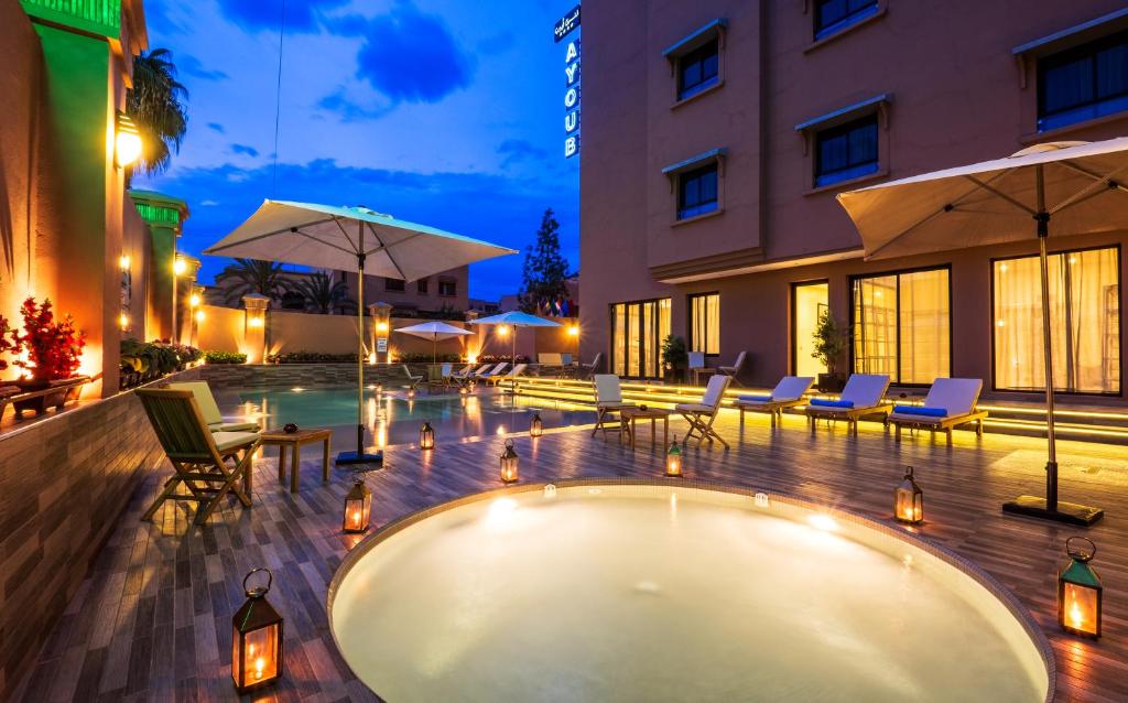 马拉喀什艾优步Spa酒店的一座大楼中央的游泳池