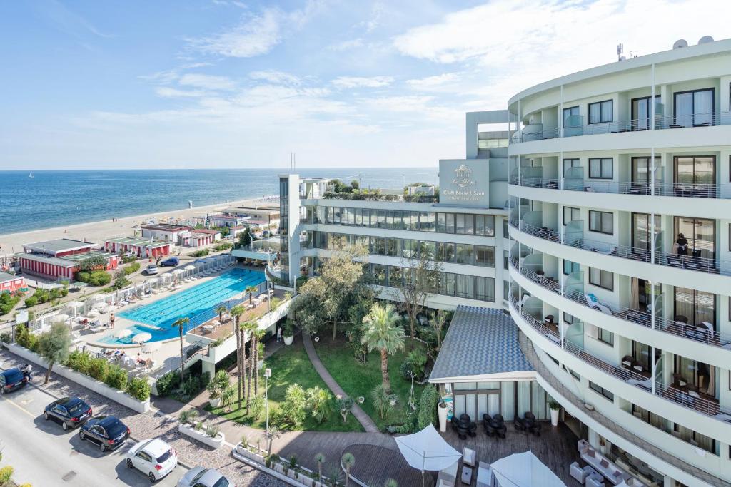 米兰马瑞提那帕尔梅尊贵度假酒店的公寓大楼设有游泳池和海滩