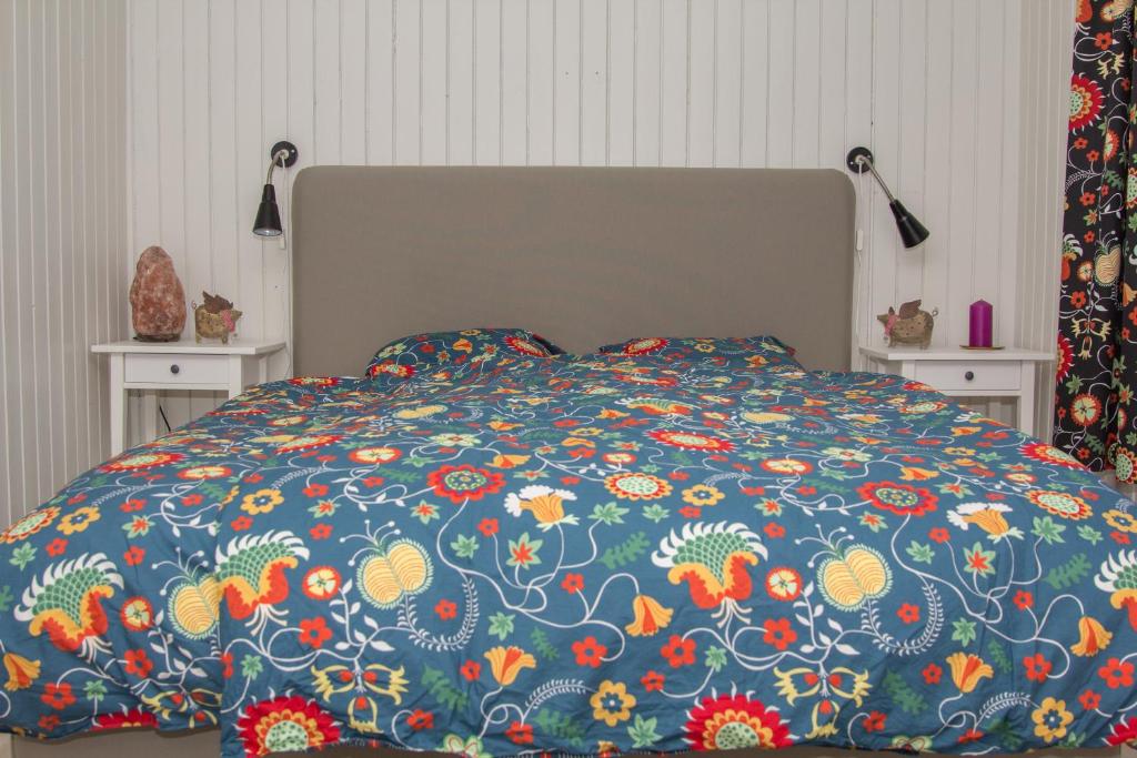KylstadKylstad Bed and Breakfast的一张带鲜花的蓝色棉被的床
