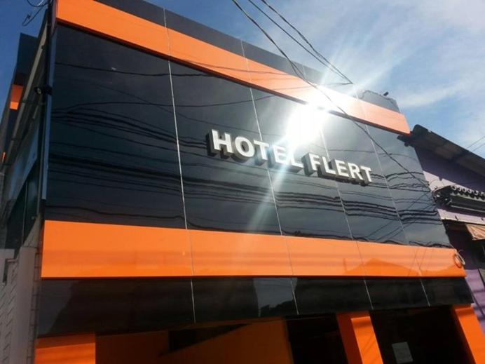 圣保罗Hotel Flert Santana的建筑一侧的酒店纤维标志