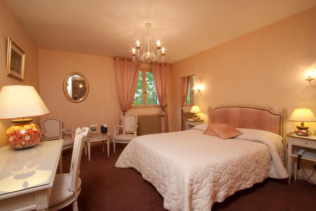 热夫雷尚贝尔坦艺术及风土条件之家酒店的卧室配有一张床和一张桌子及椅子