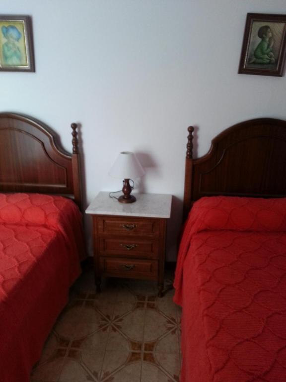 乌夫里克拉维杜拉乡村度假屋的一间卧室配有两张床和一张带台灯的桌子