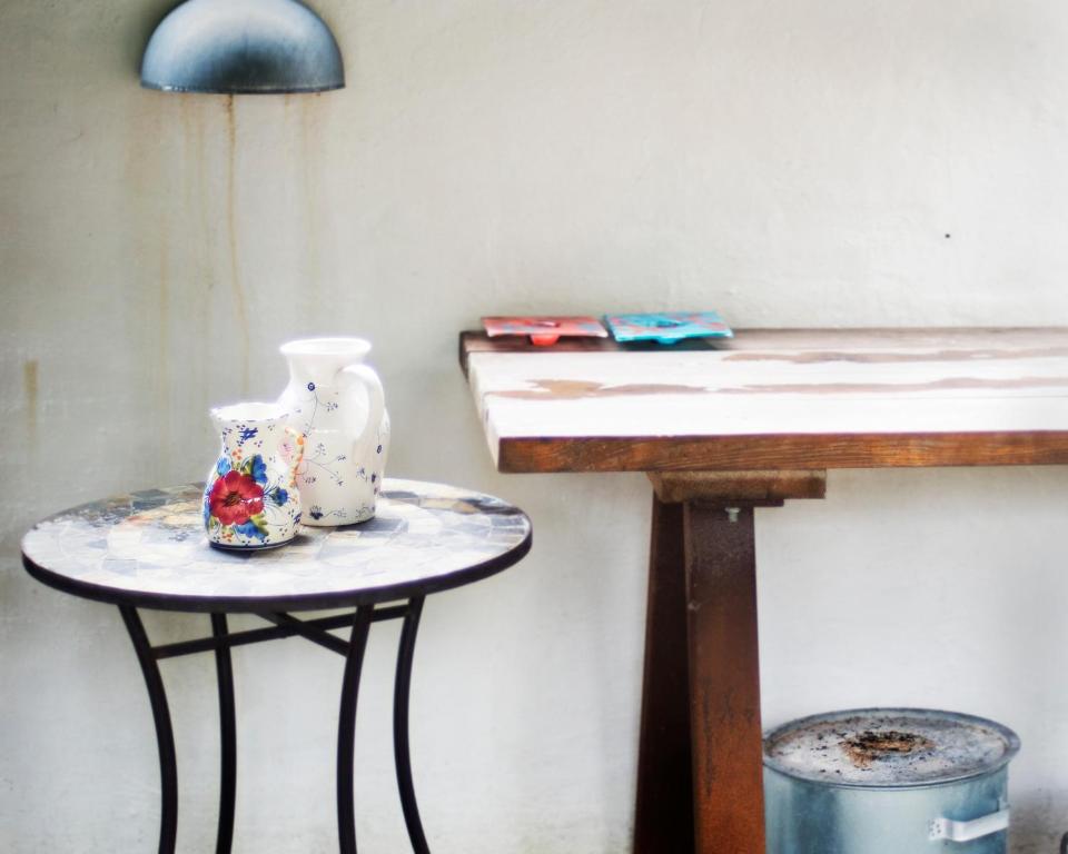 GrundførGrundfør bed and breakfast的一张桌子,上面有两个桌子和花瓶