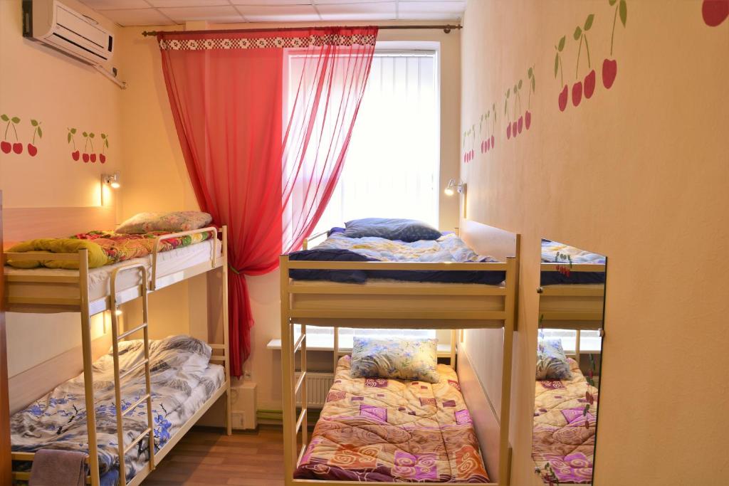 第聂伯罗Vishnya Hostel的客房设有三张双层床和一扇窗户。