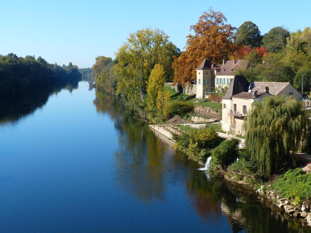 穆莱迪耶La Rebière d'Or, B&B et Gîte的享有河流美景,拥有房屋和树木