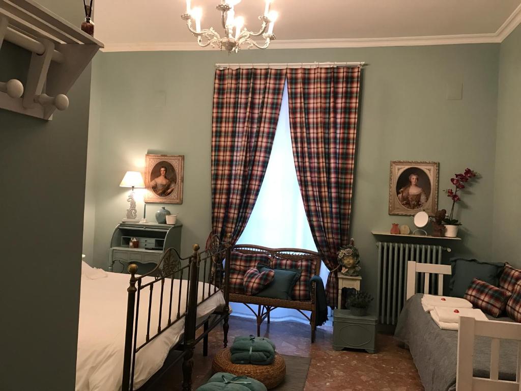 普蒂尼亚诺Dolce Farinella的一间卧室配有床和带窗帘的窗户