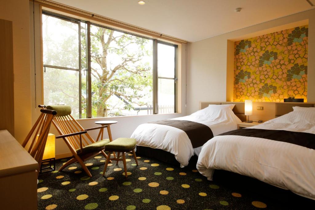 神户小鸟有马温泉日式旅馆的酒店客房设有两张床和窗户。