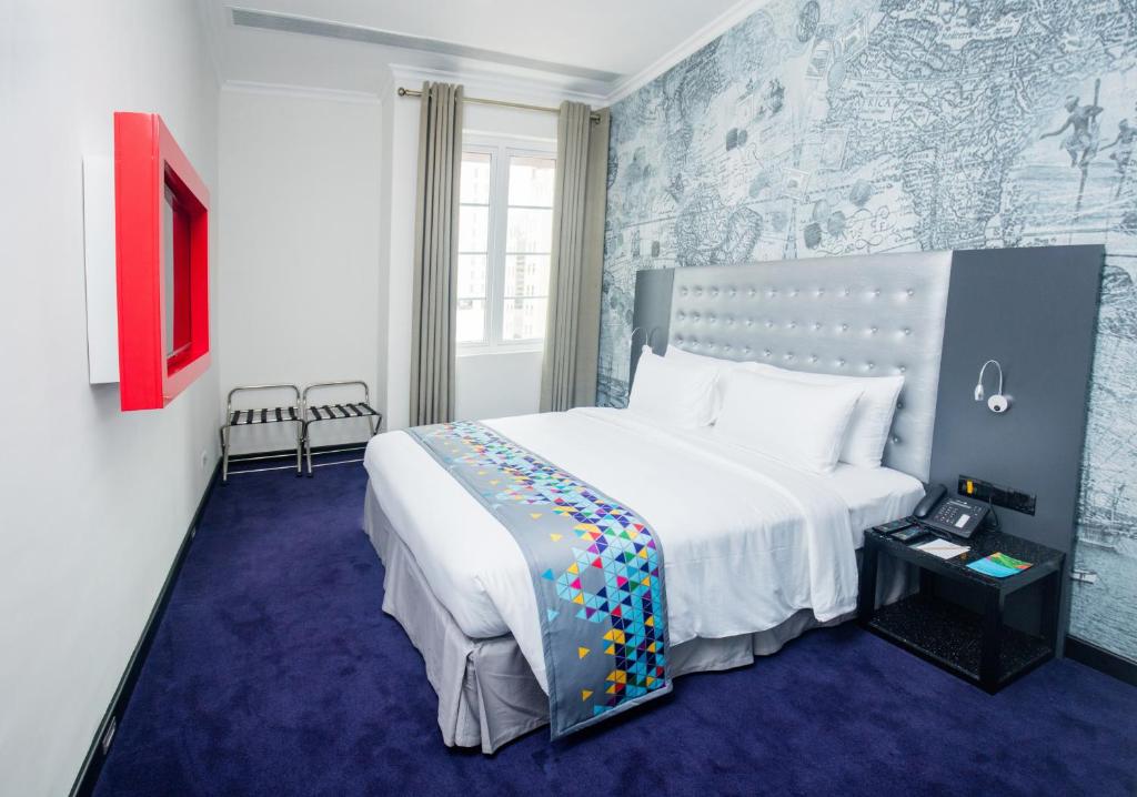 Fairway Colombo - Sri Lanka&#39;s First Hotel With Robot Technology客房内的一张或多张床位