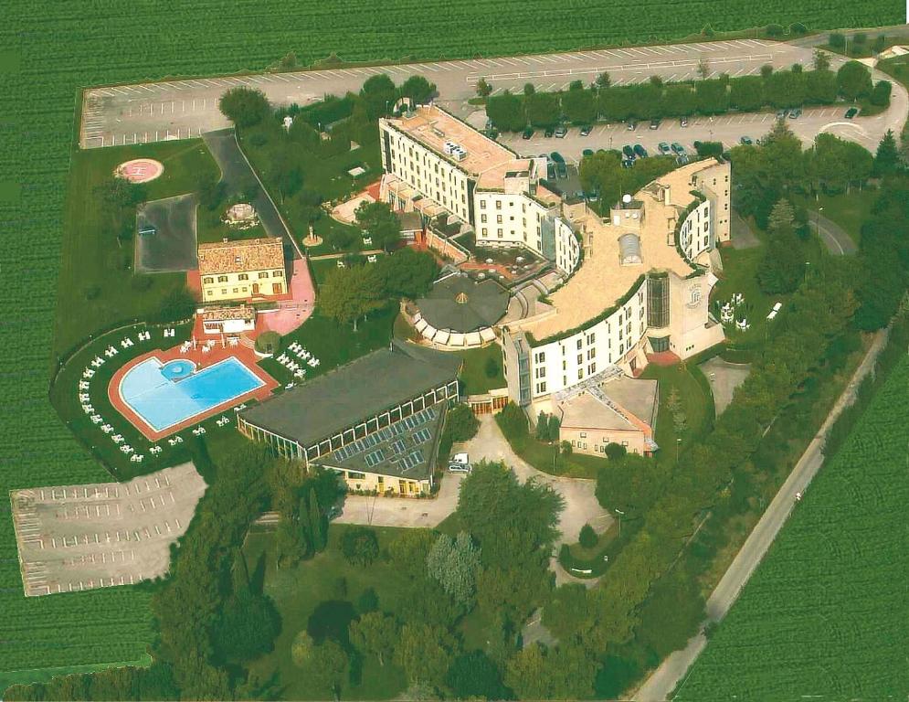耶西费德里克伊尔酒店的享有带游泳池的大型建筑的空中景致