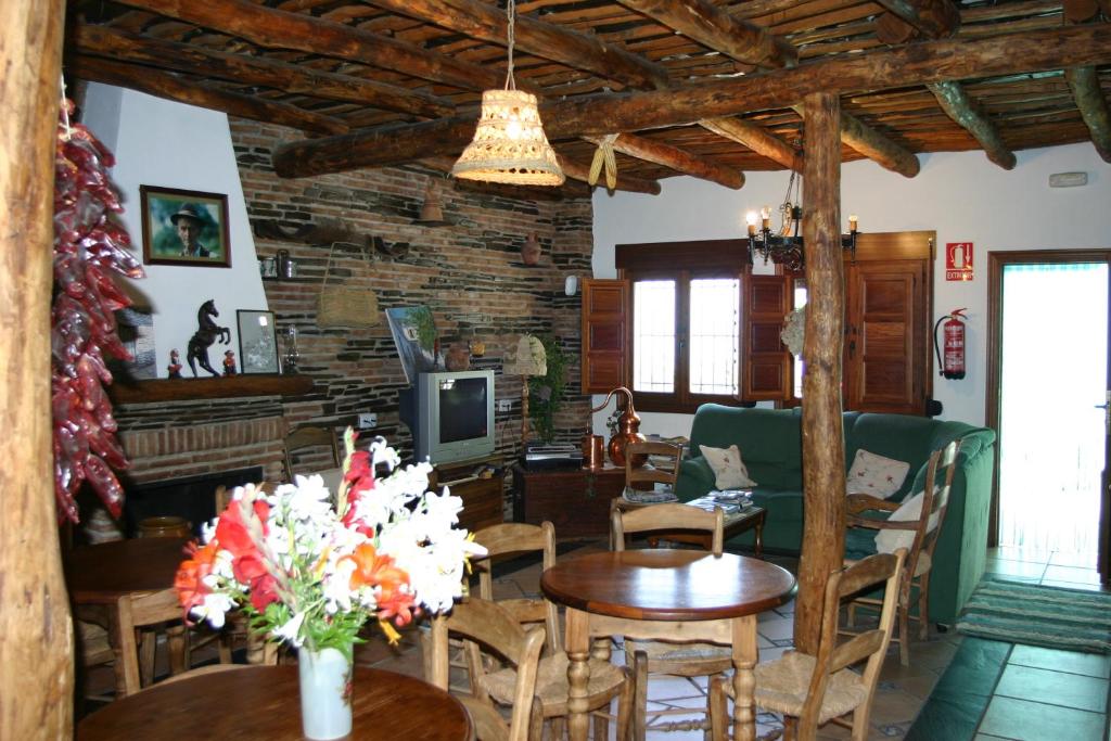 布维翁拉斯维加斯特拉萨斯德拉阿尔普哈拉乡村旅馆的客厅配有桌椅和电视