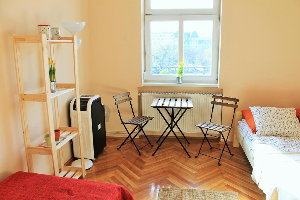 布达佩斯Lidi Guesthouse的客房设有桌椅和窗户。