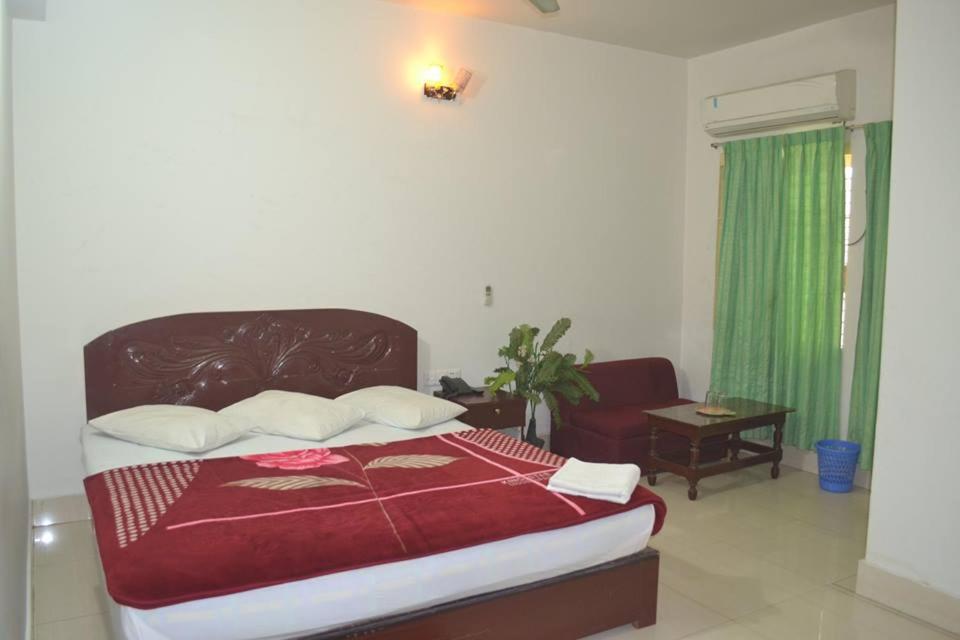 库克斯巴扎Hotel Shams Plaza的一间卧室配有一张带红色毯子的大床