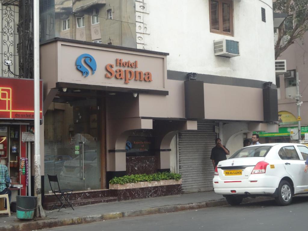 孟买萨普纳酒店的停在酒店前的白色汽车