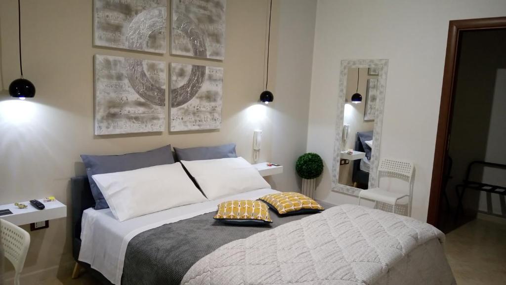 奥里亚Casa Oria Friendly的一间卧室配有一张带两个枕头的床
