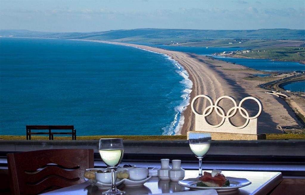 波特兰高地酒店的一张桌子,配有两杯酒,享有奥林匹克环的景致