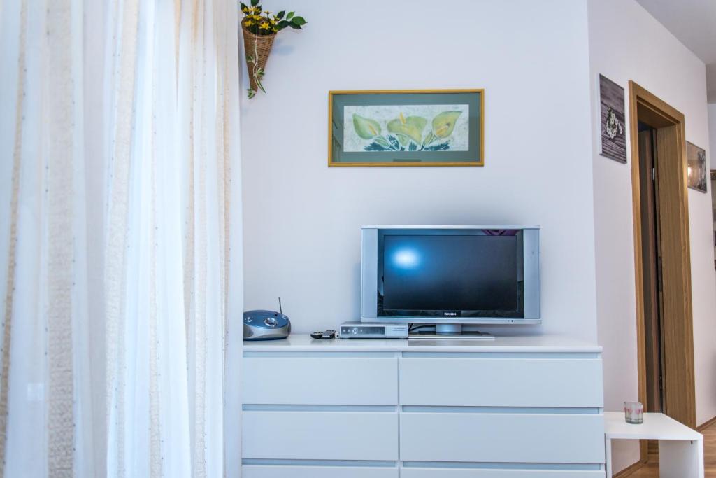 奥西耶克Apartment Flores的客厅配有梳妆台顶部的电视