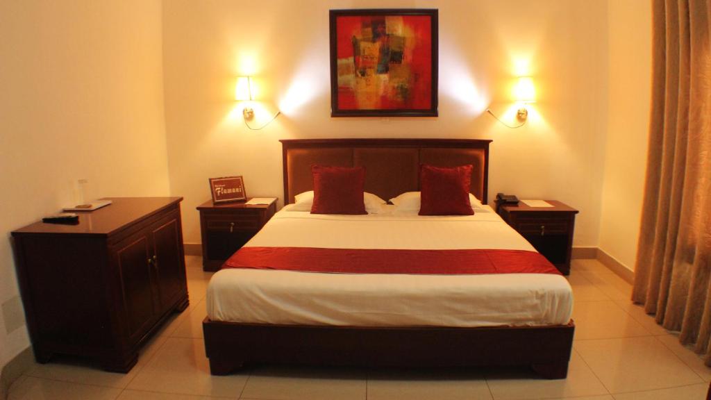 洛美福拉玛尼旅馆的酒店客房,设有床铺和2个床头柜