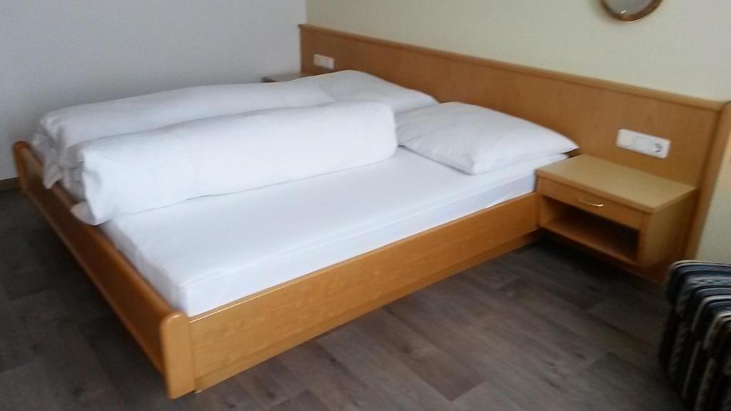 卡普尔Apart Beate的一张铺有白色床单的床和木制床头板