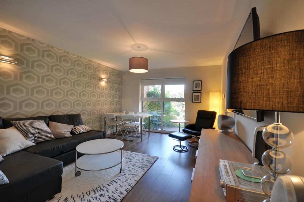 曼彻斯特The Garden Apartment, Near Airport & City的客厅配有沙发和桌子