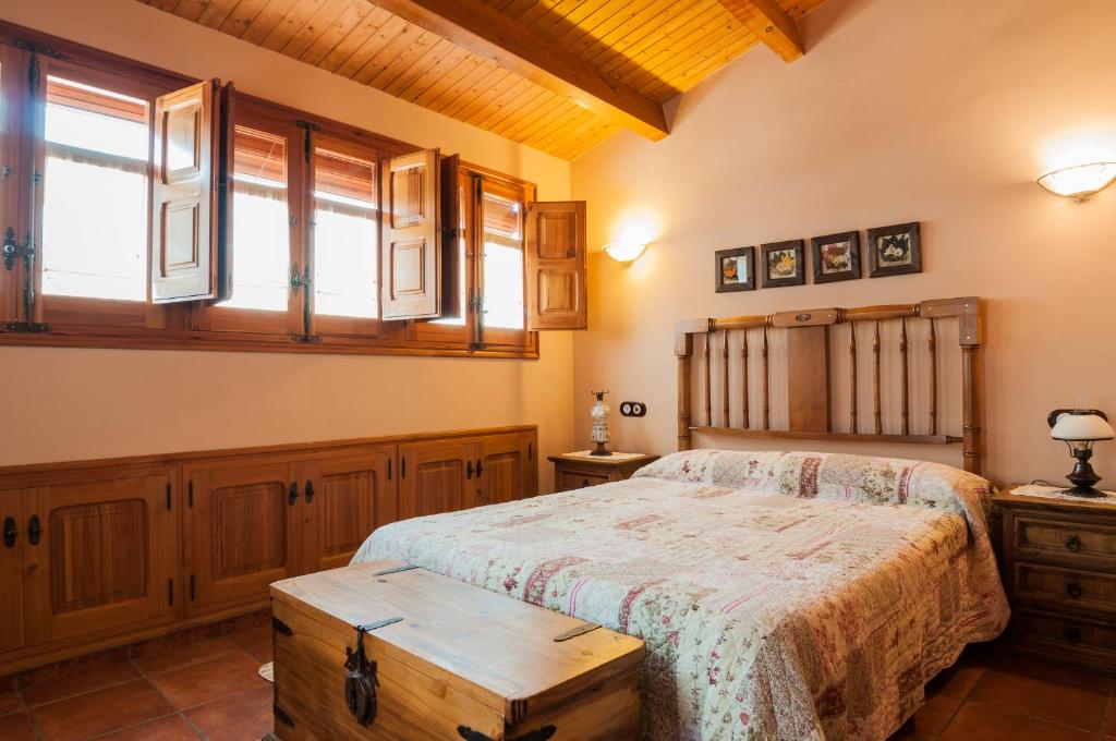 卡瓦内斯罗莎乡村民宿的一间卧室设有一张床和一个窗口