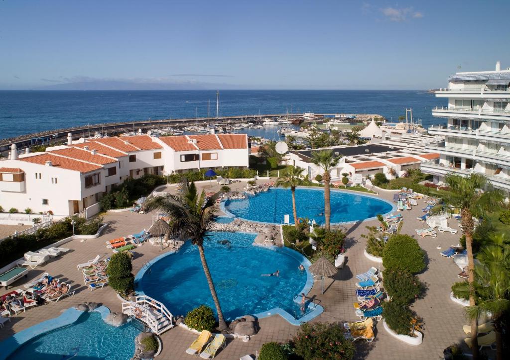 阿德耶亚特兰蒂斯霍维马酒店的享有度假胜地的空中景致,设有2个游泳池