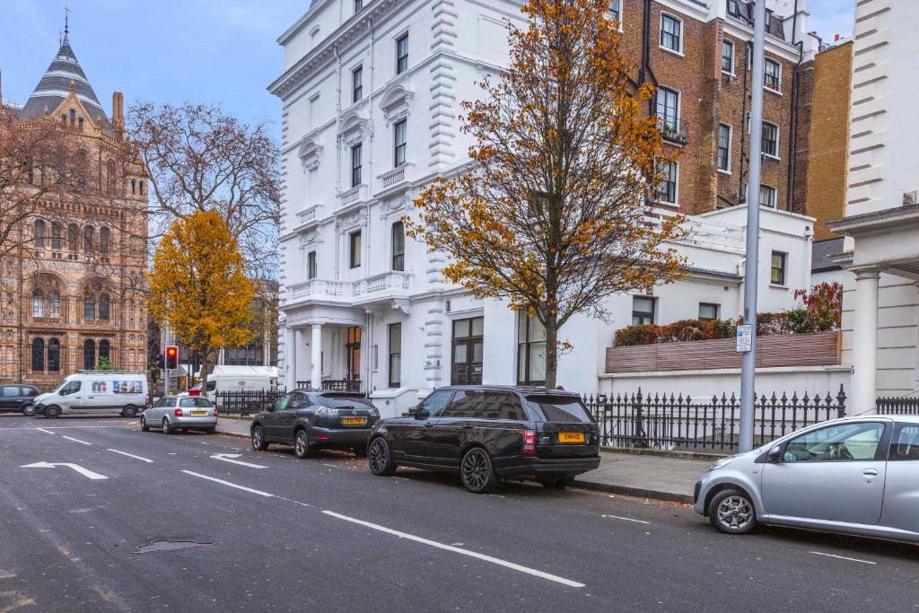伦敦South Kensington Apartment x4的停在城市街道边的一群汽车