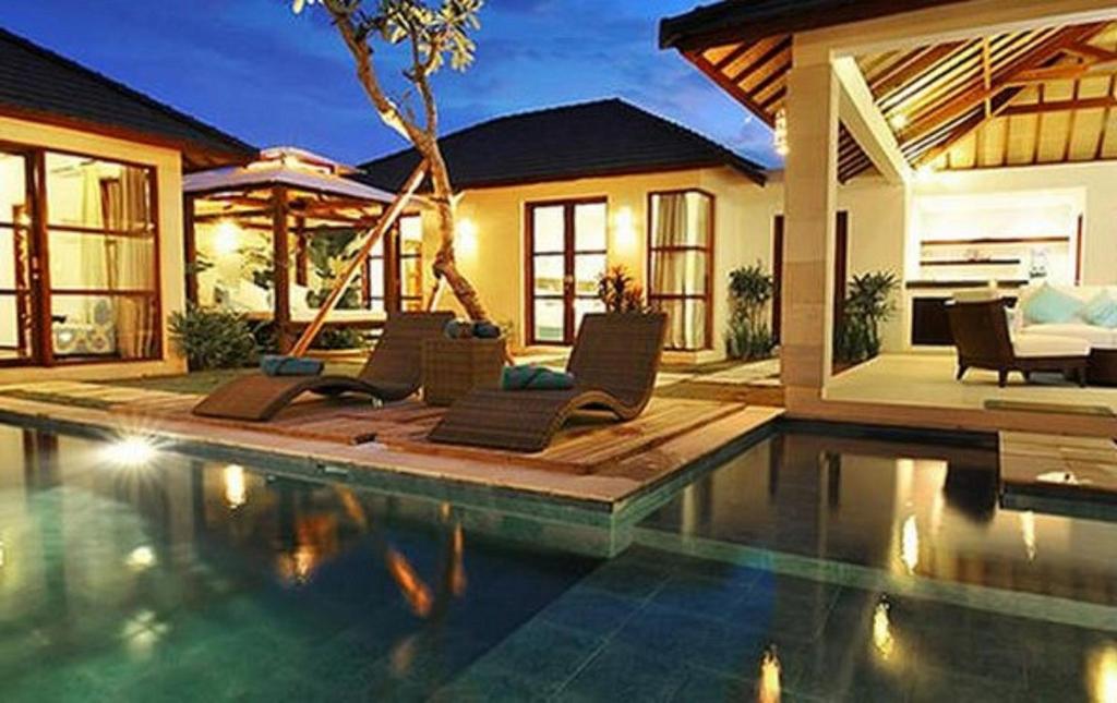 勒吉安欧诺玛河滨酒店的房屋前有游泳池的房子