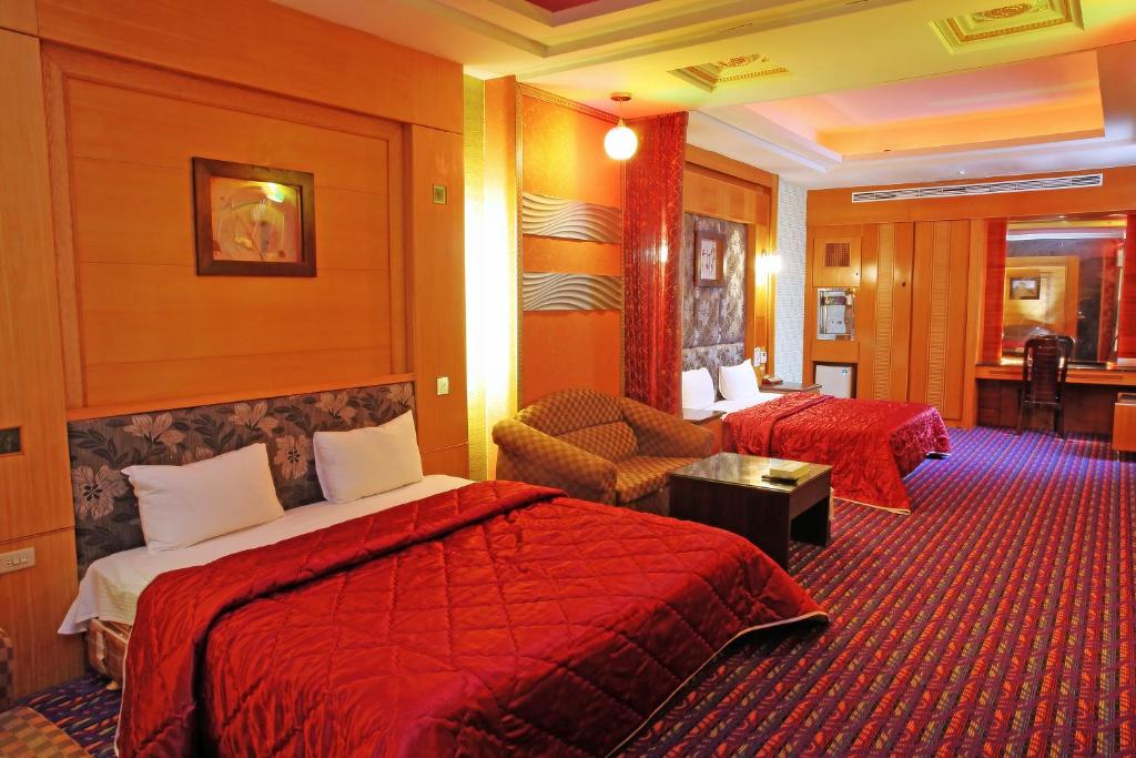 彰化市富晴汽車旅館Fu Ching Motel的酒店客房,设有两张床和一张沙发